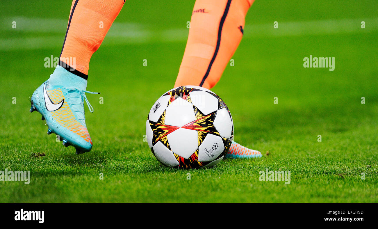 Arène Signal-Iduna, Dortmund, Allemagne, 16 septembre 2014, l'UEFA Football Champions-League, Saison 2014 - 2015 Phase de groupes Journée 1, Borussia Dortmund (BVB) - FC Arsenal 2:0 --- les jambes d'un joueur de football et Adidas matchball 'finale' Credit : kolvenbach/Alamy Live News Banque D'Images