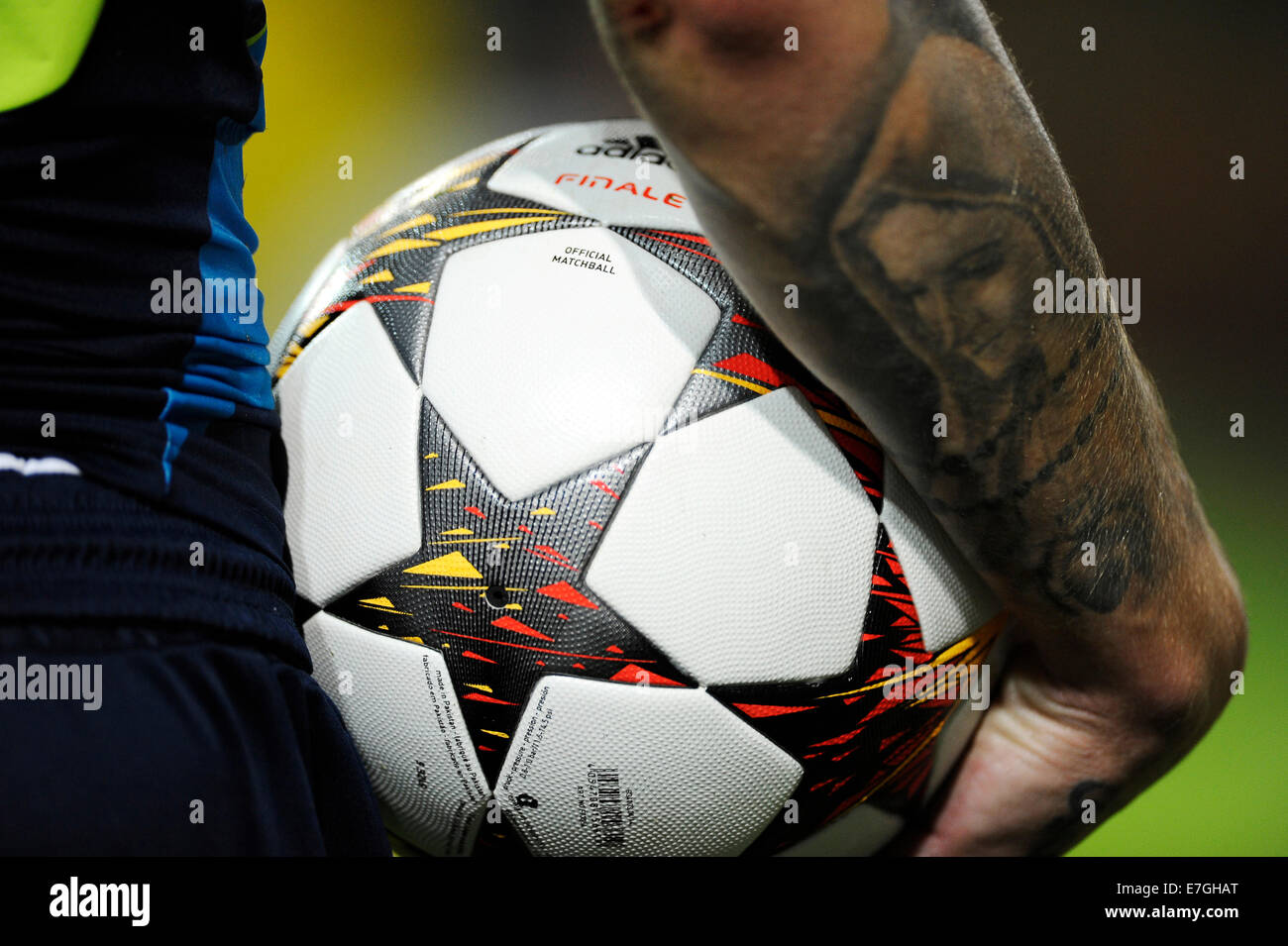 Arène Signal-Iduna, Dortmund, Allemagne, 16 septembre 2014, l'UEFA Football Champions-League, Saison 2014 - 2015 Phase de groupes Journée 1, Borussia Dortmund (BVB) - FC Arsenal 2:0 ---Signal-Iduna Arena, Dortmund, Fussball Champions-League UEFA, la Saison 2014/15 Gruppenphase 1. Spieltag (BVB Borussia Dortmund Arsenal FC) - 2:0 --- Tattoo montrant Sainte Vierge Marie sur bras de joueur tenant Adidas matchball 'finale' Credit : kolvenbach/Alamy Live News Banque D'Images
