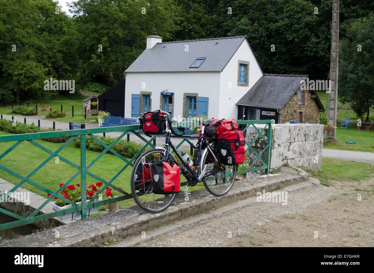 Vélos de cyclotourisme sur le canal d'Ille-et-Rance, Bretagne, France. Banque D'Images