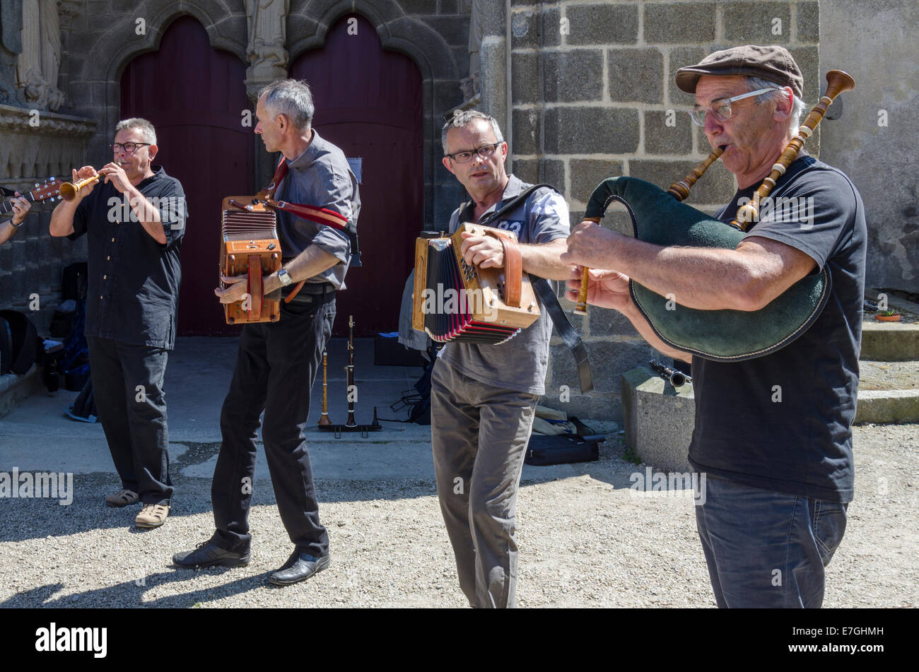 Musiciens folk traditionnel breton dans St-Suliac Bretagne France Banque D'Images
