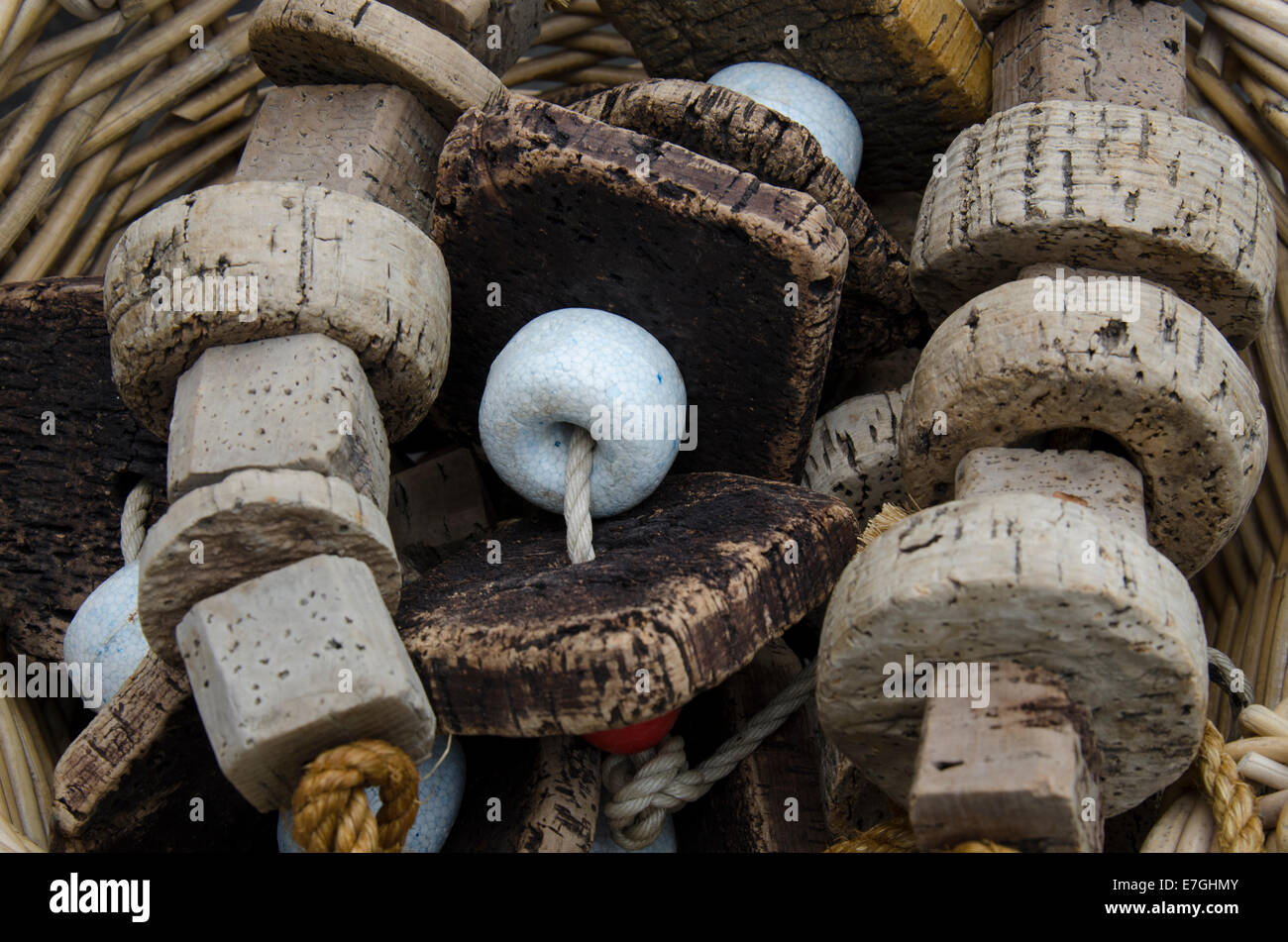 Close-up de bouchons de pêche dans un panier Banque D'Images