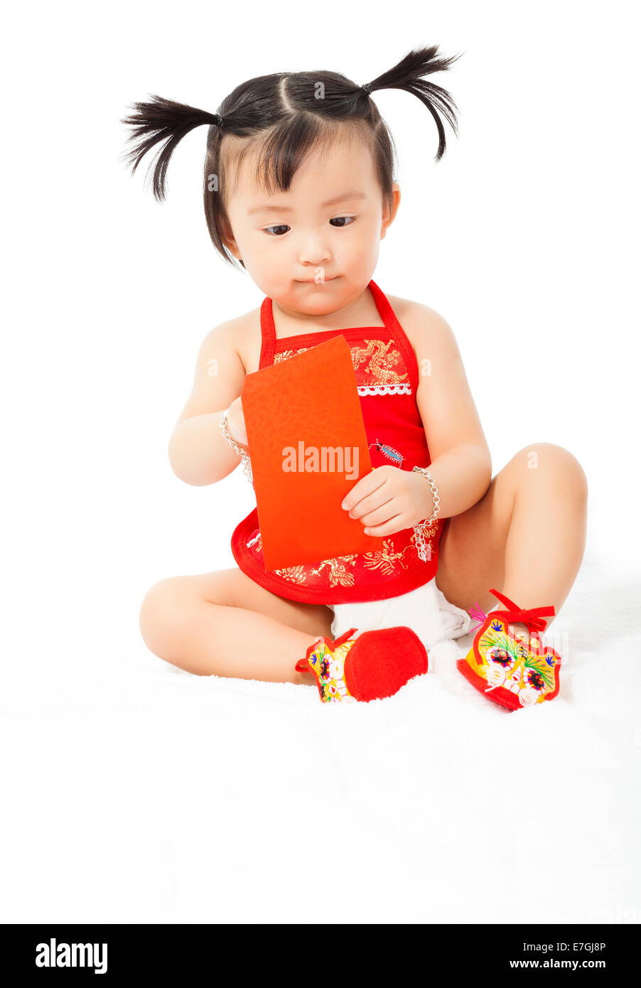 Petite fille asiatique tenant une enveloppe rouge pour le nouvel an chinois Banque D'Images
