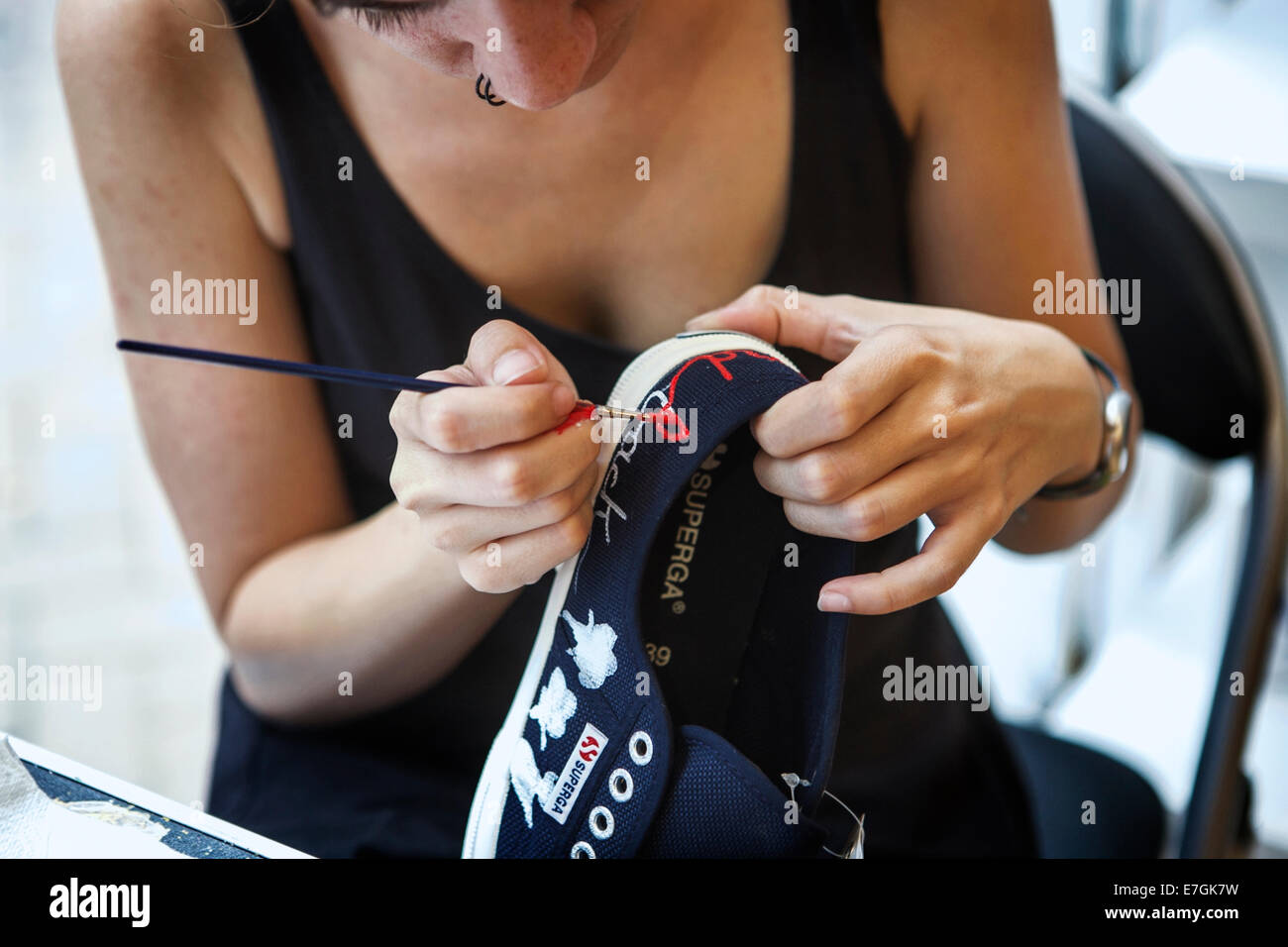 Superga, chaussures sur mesure en cours / peint à la main. Banque D'Images