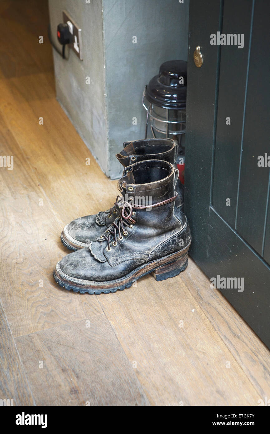 Bottes - Bottes en cuir pour hommes chaussures, chaussures, utilisé comme un arrêt de porte, London, UK Banque D'Images