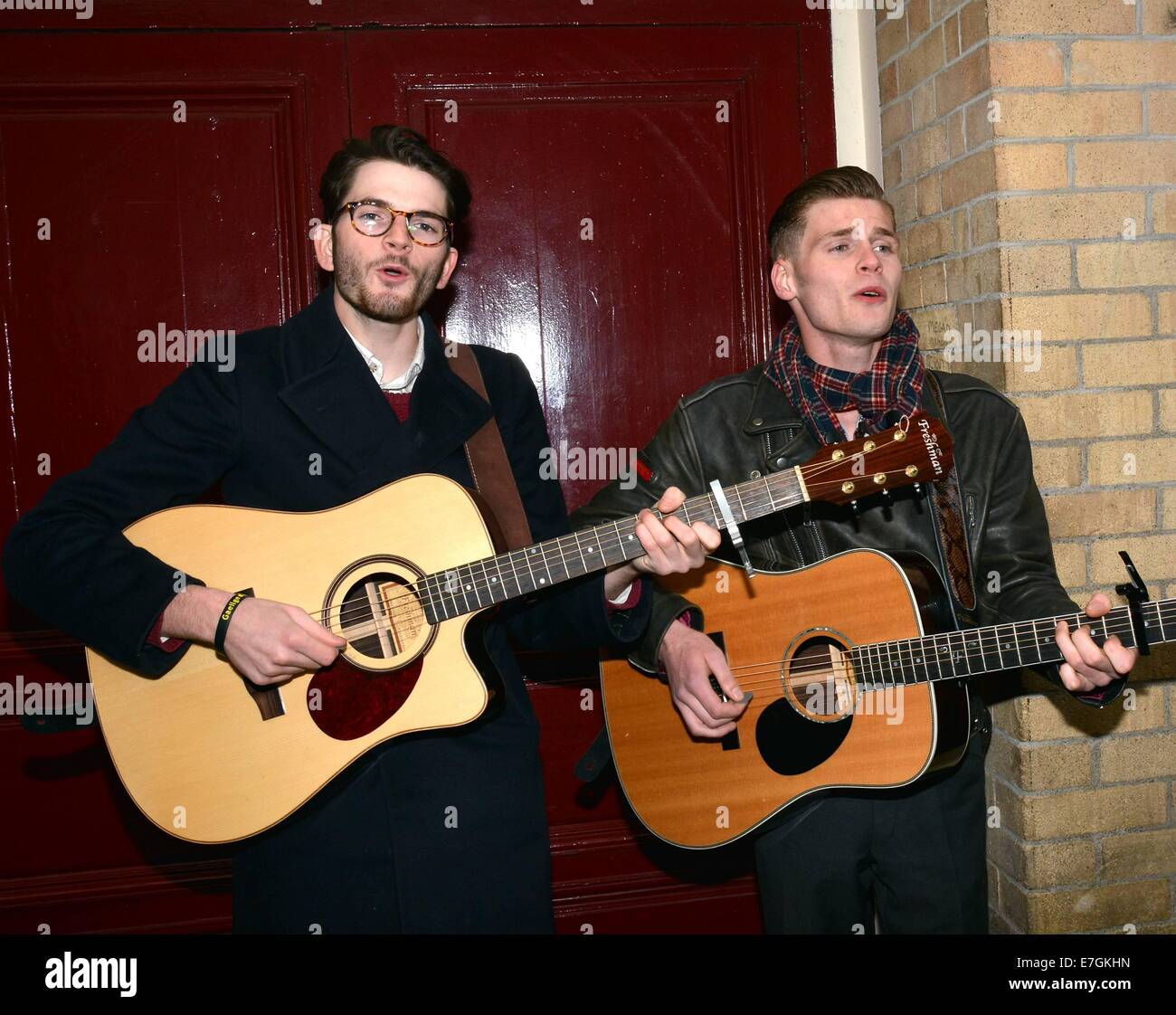 Pop-folk irlandais Hudson Taylor duo busk en dehors de la Gaiety Theatre chantant leur nouvelle chanson "armes" après l'annonce de la session de la rue impromptu de fans sur Twitter. Les frères retourne en Irlande à partir du Royaume-Uni pour les festivités de la St Patrick avec Hudson Taylor : où : Dublin, Irlande Quand : 14 Mars 2014 Banque D'Images