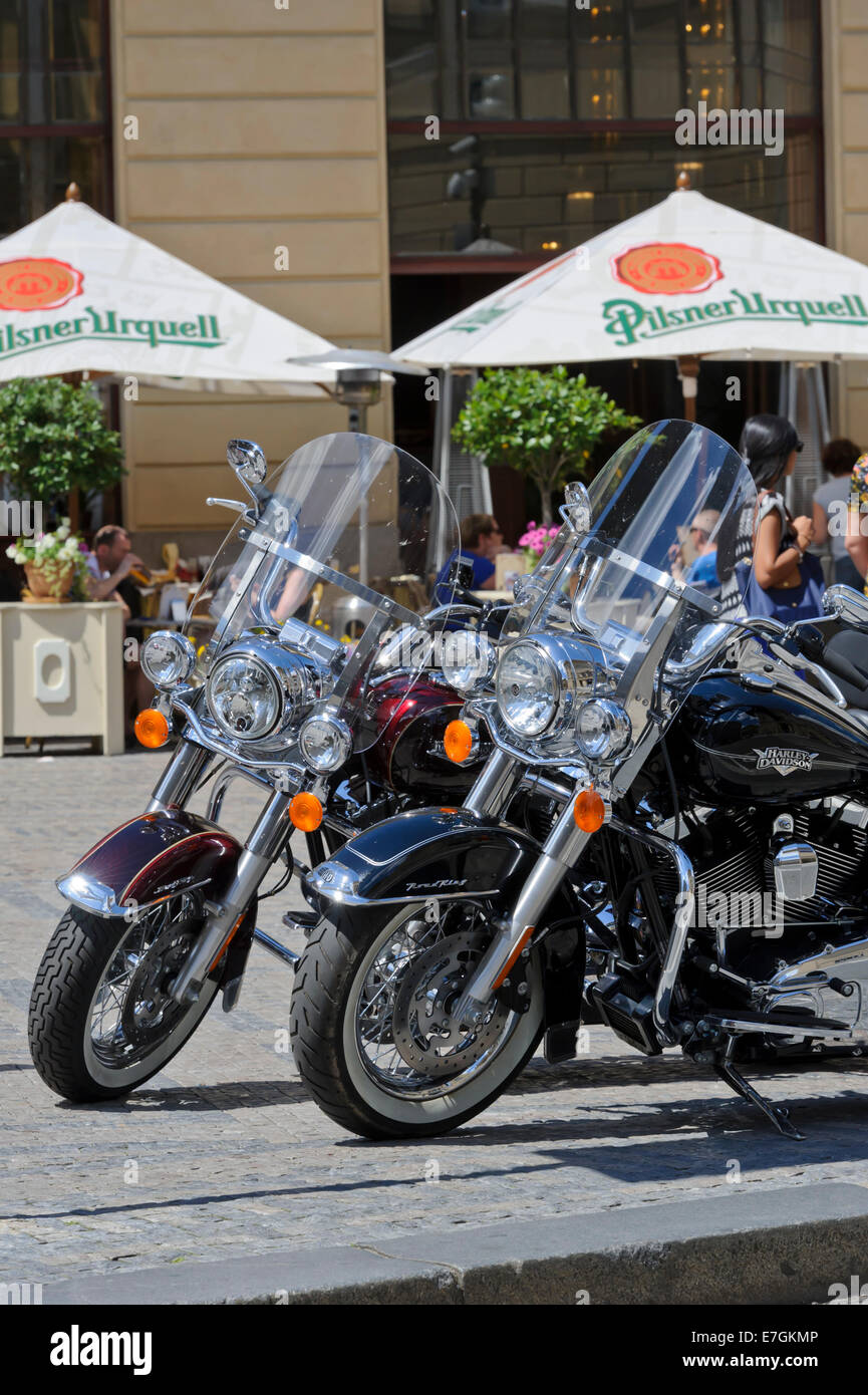 Une paire de Harley Davidson motos garées par la Mairie de Prague, en  République tchèque Photo Stock - Alamy