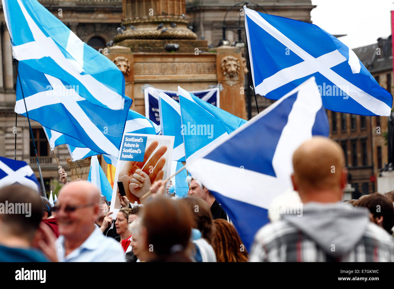 George Square, Glasgow, Écosse, Royaume-Uni, mercredi 17 septembre 2014. La veille du référendum sur l'indépendance écossaise les partisans du Oui se réunissent dans le centre-ville pour rassembler leur soutien Banque D'Images