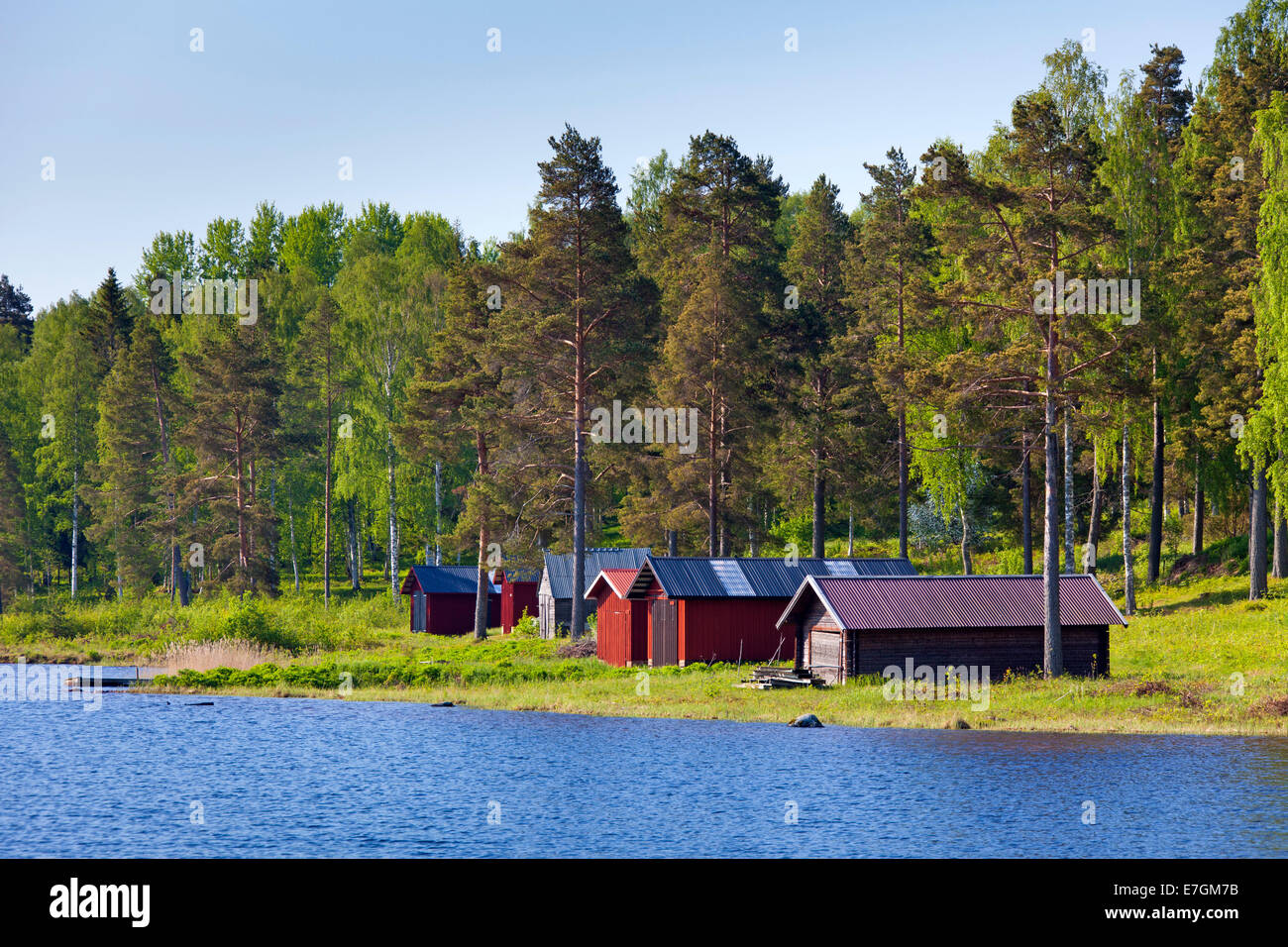 Les hangars à bateaux en bois rouge le long du lac Siljan en été, dalarna, Suède Banque D'Images