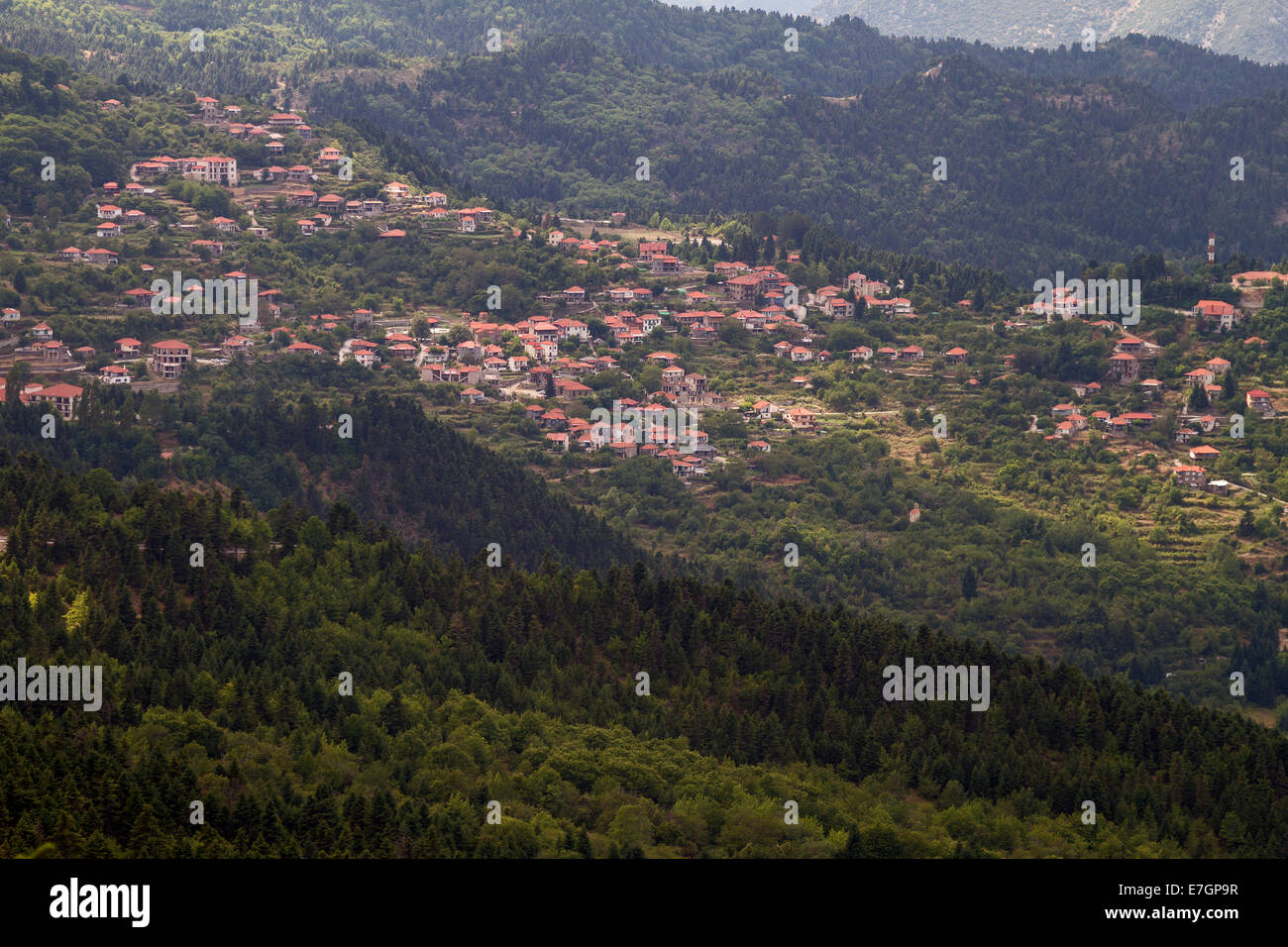 Le haut du village dans la région très boisée et montagneuse de la région montagneuse Nafpaktia (Orini Nafpaktia), en Grèce centrale Banque D'Images