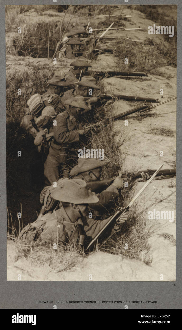 Doublure de gharwalis une tranchée de réserve en prévision d'une attaque allemande (1915) - Bureau de l'Inde compte rendu officiel de la Grande Guerre (1921) - BL 21-72 Photo Banque D'Images