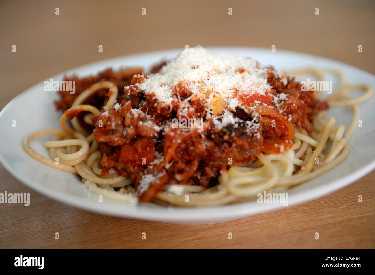 Des spaghettis à la bolognaise sur une table en bois. Banque D'Images