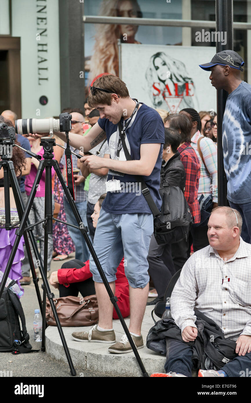 Vidéographe couvre night-club démonstration, Regent Street, London, England, UK Banque D'Images