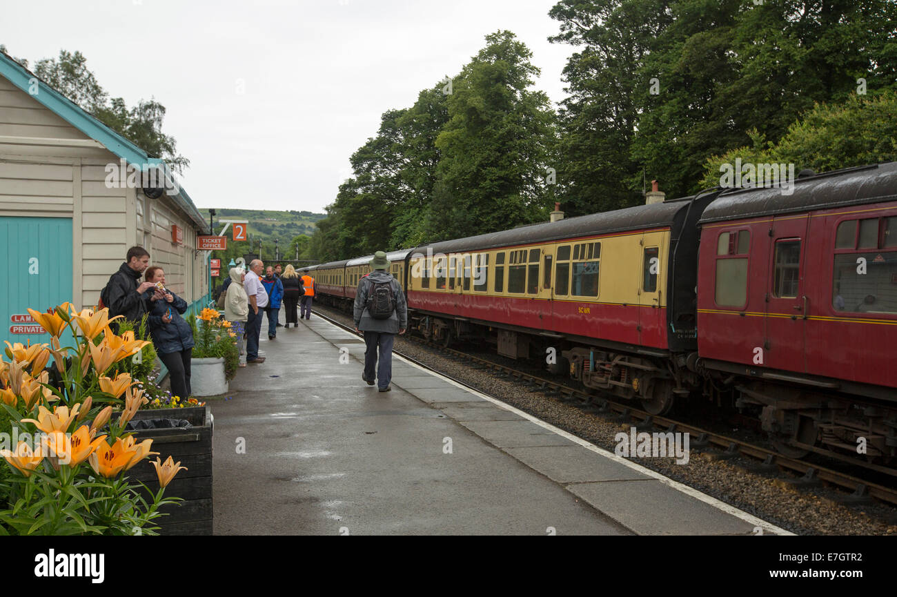 Les passagers sur la plate-forme et des voitures de train à vapeur historique Grosmont gare sur voyage de Pickering de Whitby, Angleterre Banque D'Images