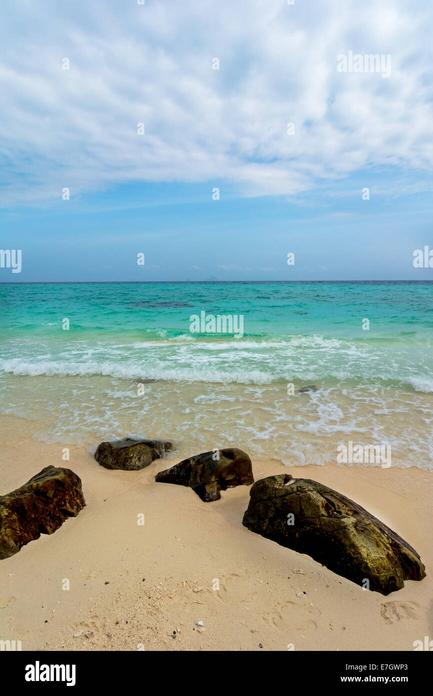 Rochers sur la plage de mer tropicale à Bamboo Island Krabi Province du Sud-Est de la Thaïlande. Banque D'Images