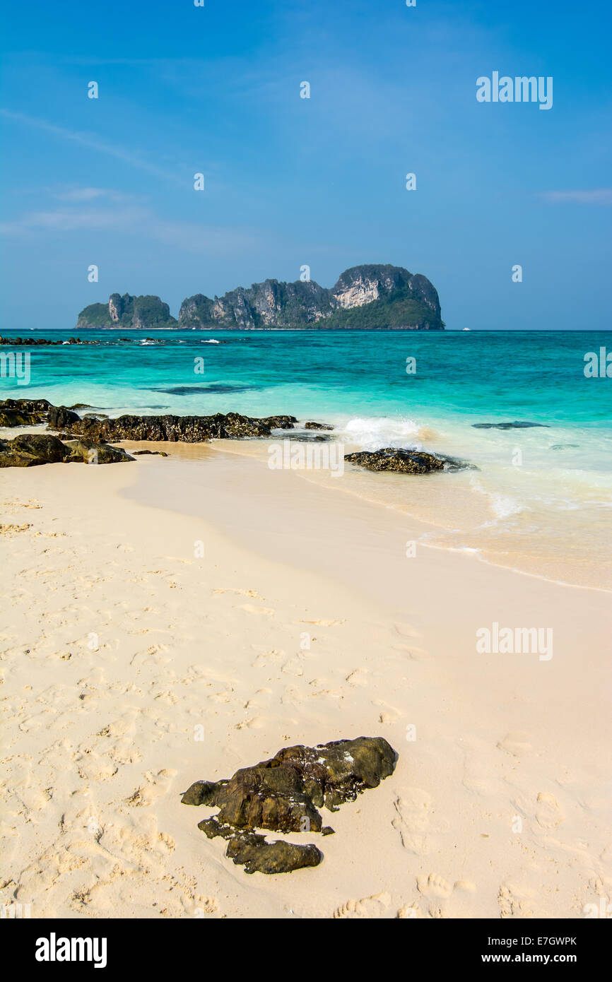 Rochers sur la plage de mer tropicale à Bamboo Island Krabi Province du Sud-Est de la Thaïlande. Banque D'Images