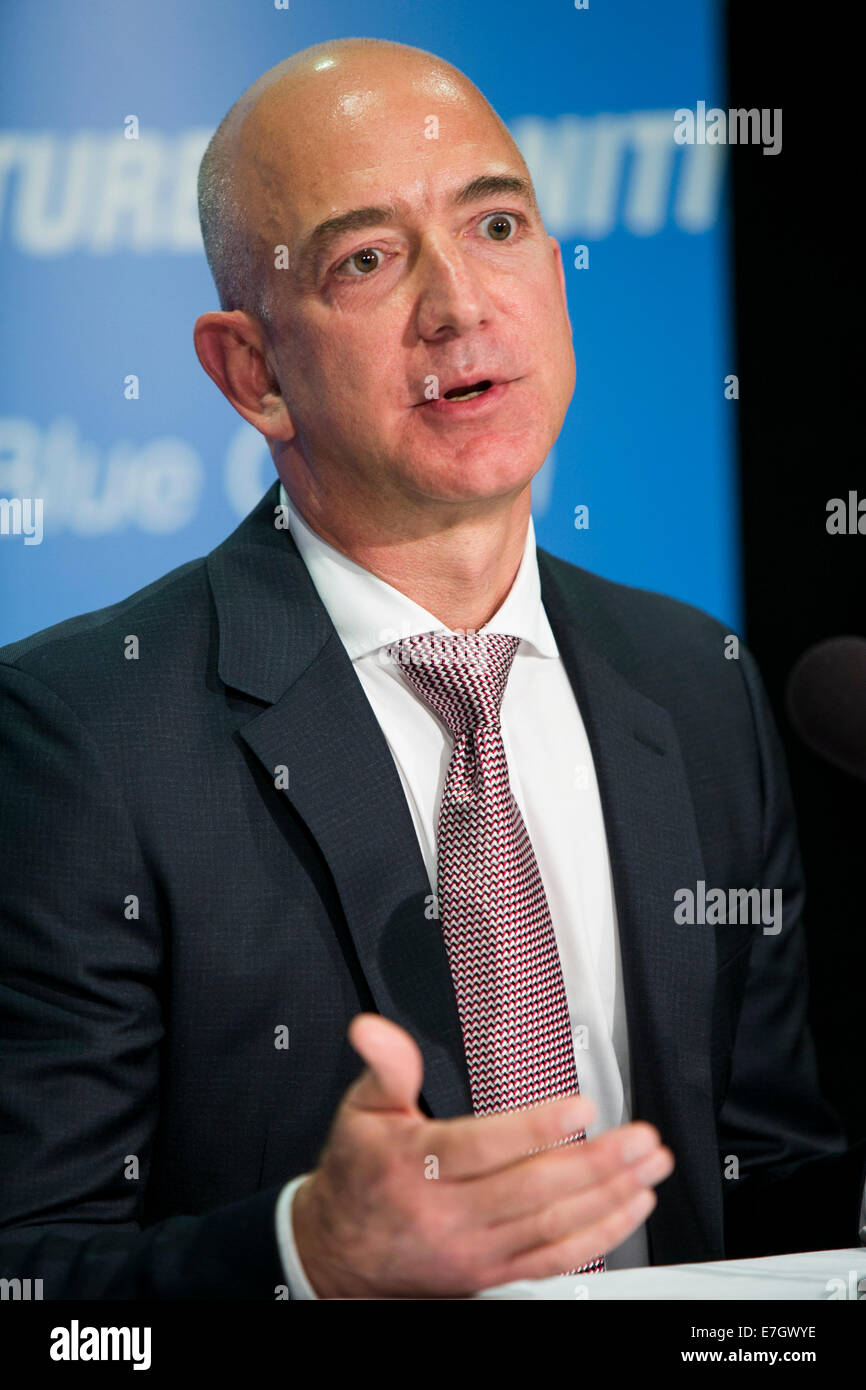 Jeff Bezos, fondateur d'Amazon.com et d'origine Bleu participe à une conférence de presse pour dévoiler l'ÊTRE-4 moteur de fusée au National Press Club, au centre-ville de Washington, D.C. le 17 septembre 2014. Origine bleu et l'Alliance de lancement (ULA) ont conclu un accord pour développer conjointement le nouveau moteur. Banque D'Images