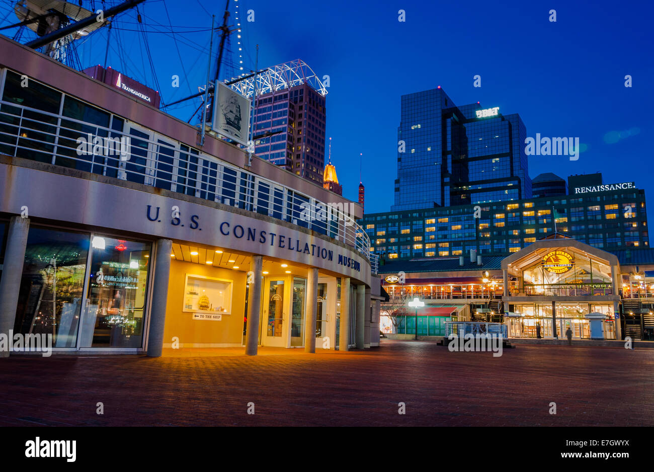 Le Musée de l'USS Constellation et Pratt Street Pavilion pendant le crépuscule, à Inner Harbor de Baltimore, Maryland Banque D'Images