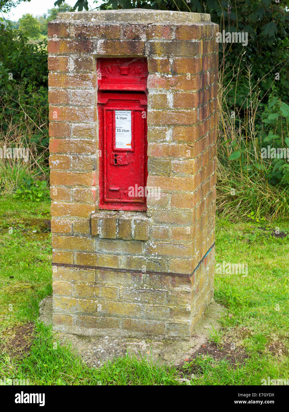 Une brique Royal Mail pilier fort dans le village de Bratoft, Lincolnshire Banque D'Images