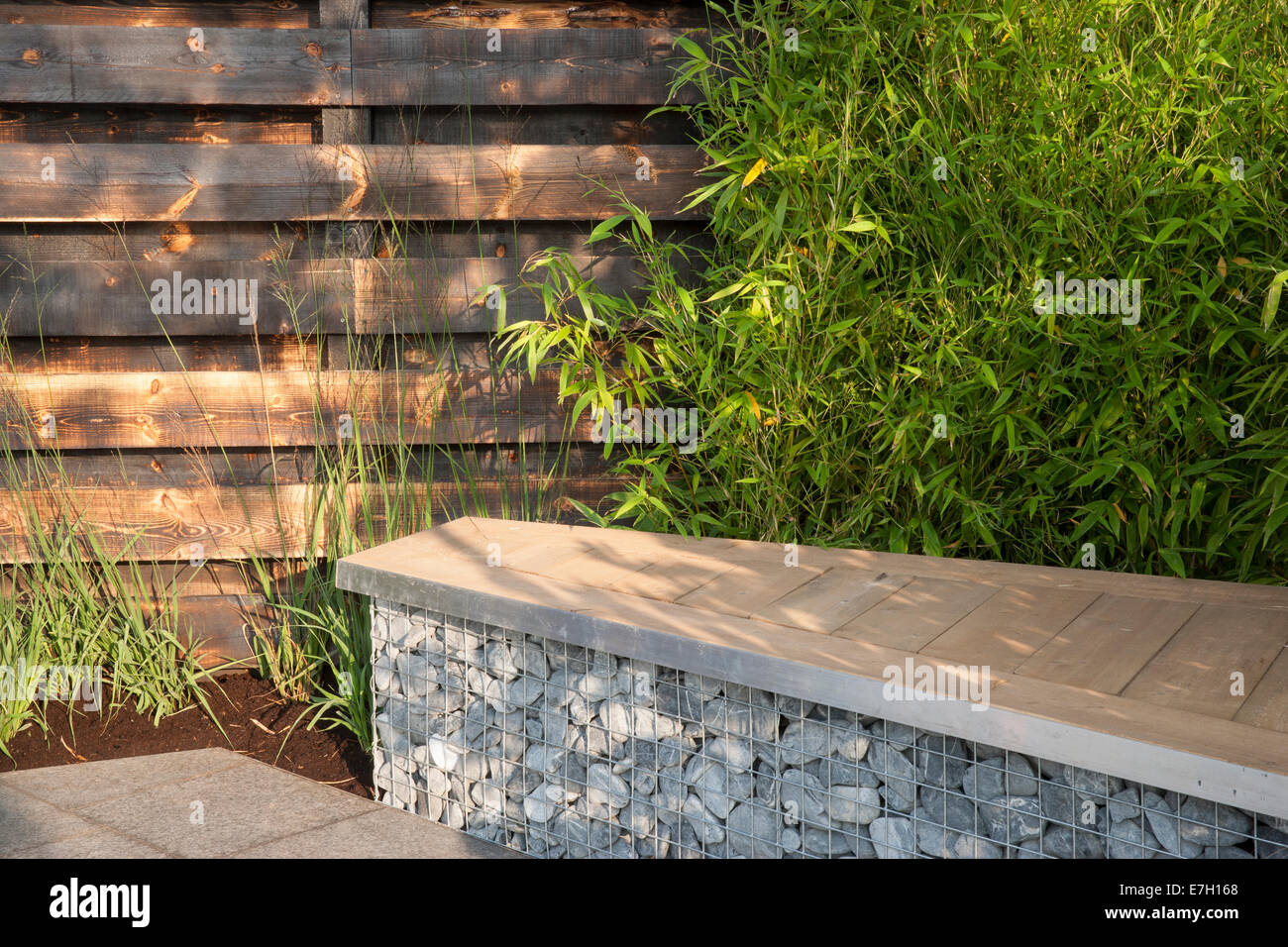 Jardin - Elemental - patio en pierre de basalte et de galets de basalte en cage avec bois Redwood coin plantation de bamb Banque D'Images