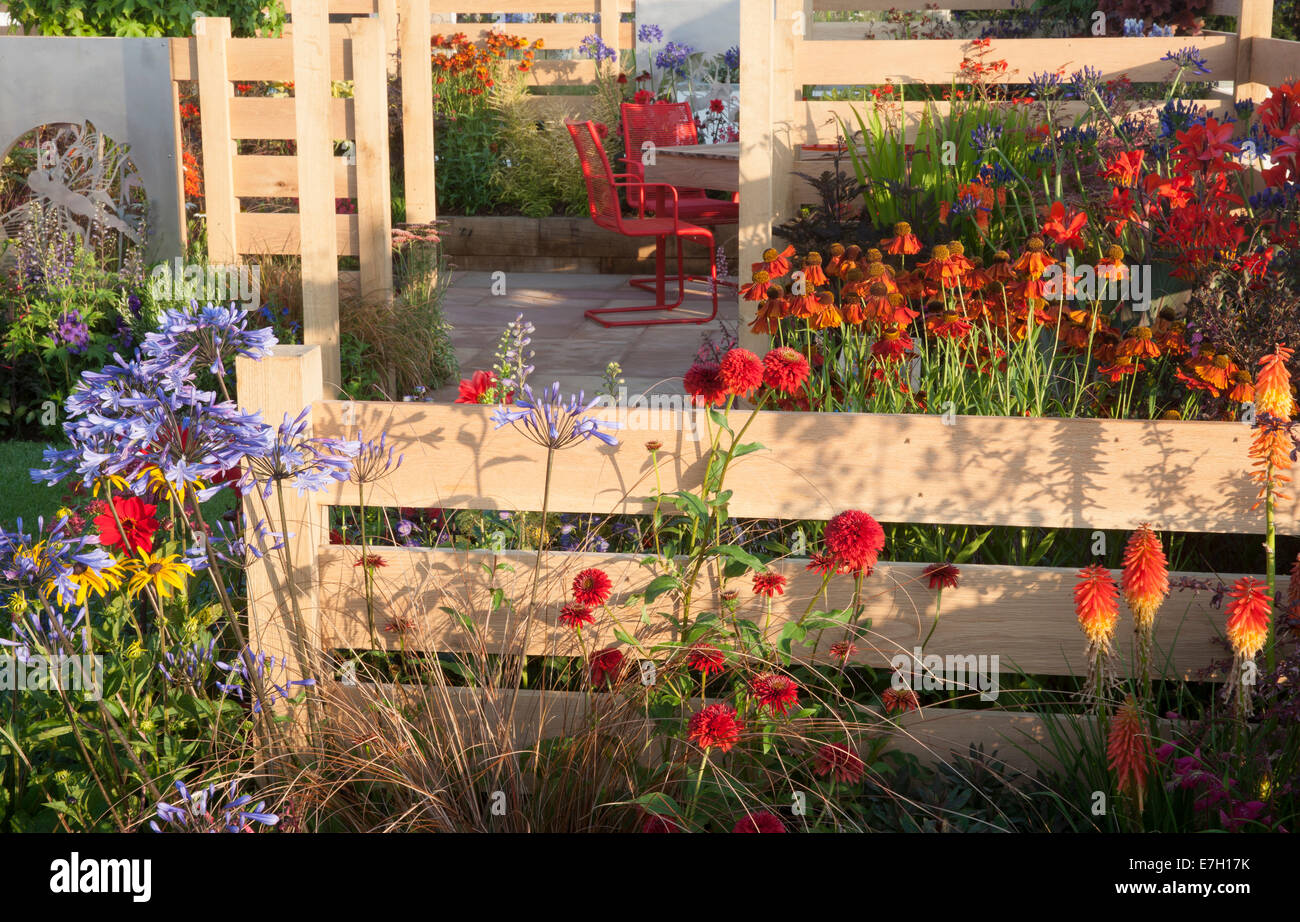 Jardin - Les Narrows - clôture avec mixed border y compris Agapanthus 'Headbourne Hybrids '' Helenium 'Waltra Banque D'Images