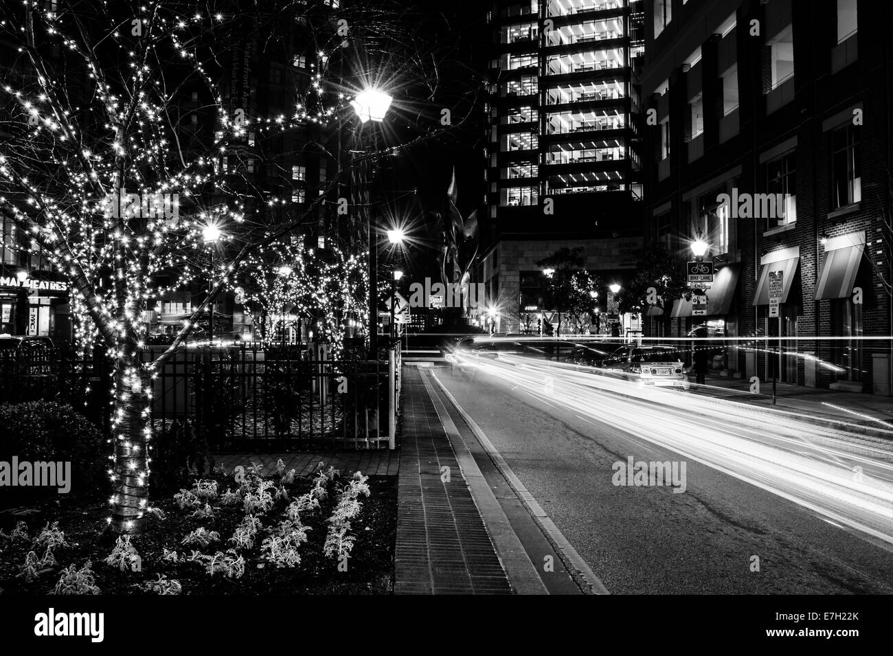 Des sentiers de lumière sur une rue à Baltimore, Maryland. Banque D'Images
