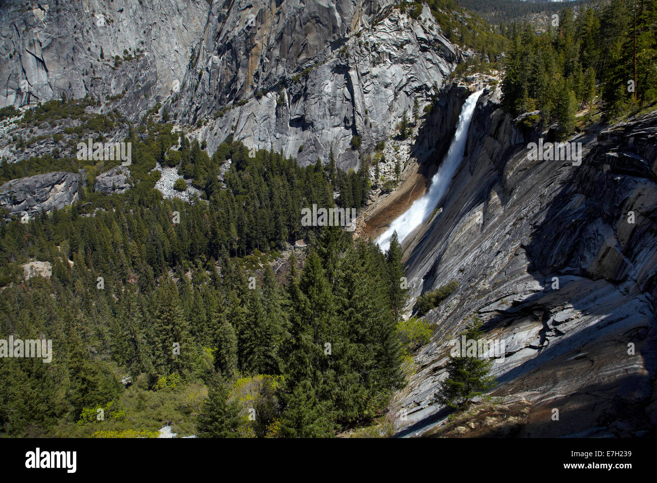 Merced River plongeant sur Nevada Fall, The Mist Trail, Yosemite National Park, California, USA Banque D'Images