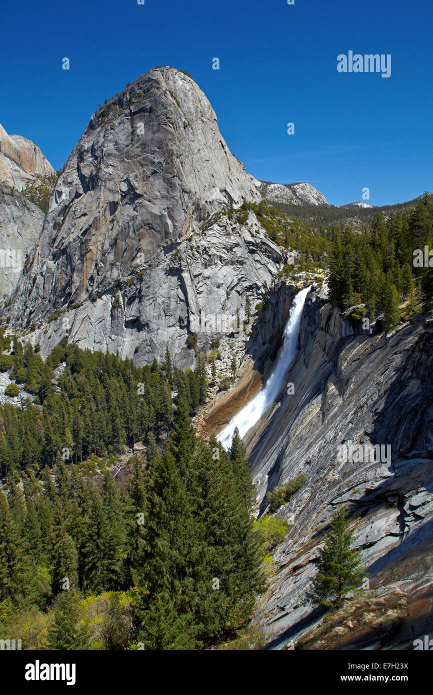 Nevada Fall, et le dôme de granit de liberté Pac, sur le sentier de la brume, Yosemite National Park, California, USA Banque D'Images