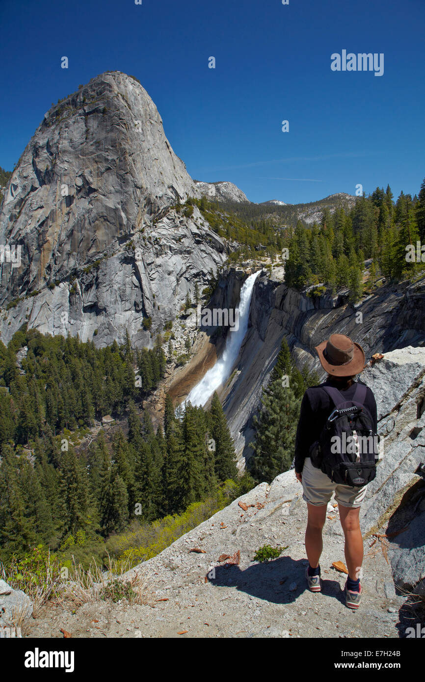 Nevada Fall, le dôme de granit de la liberté, de la PAC et randonneur sur le sentier de la brume, Yosemite National Park, California, USA Banque D'Images