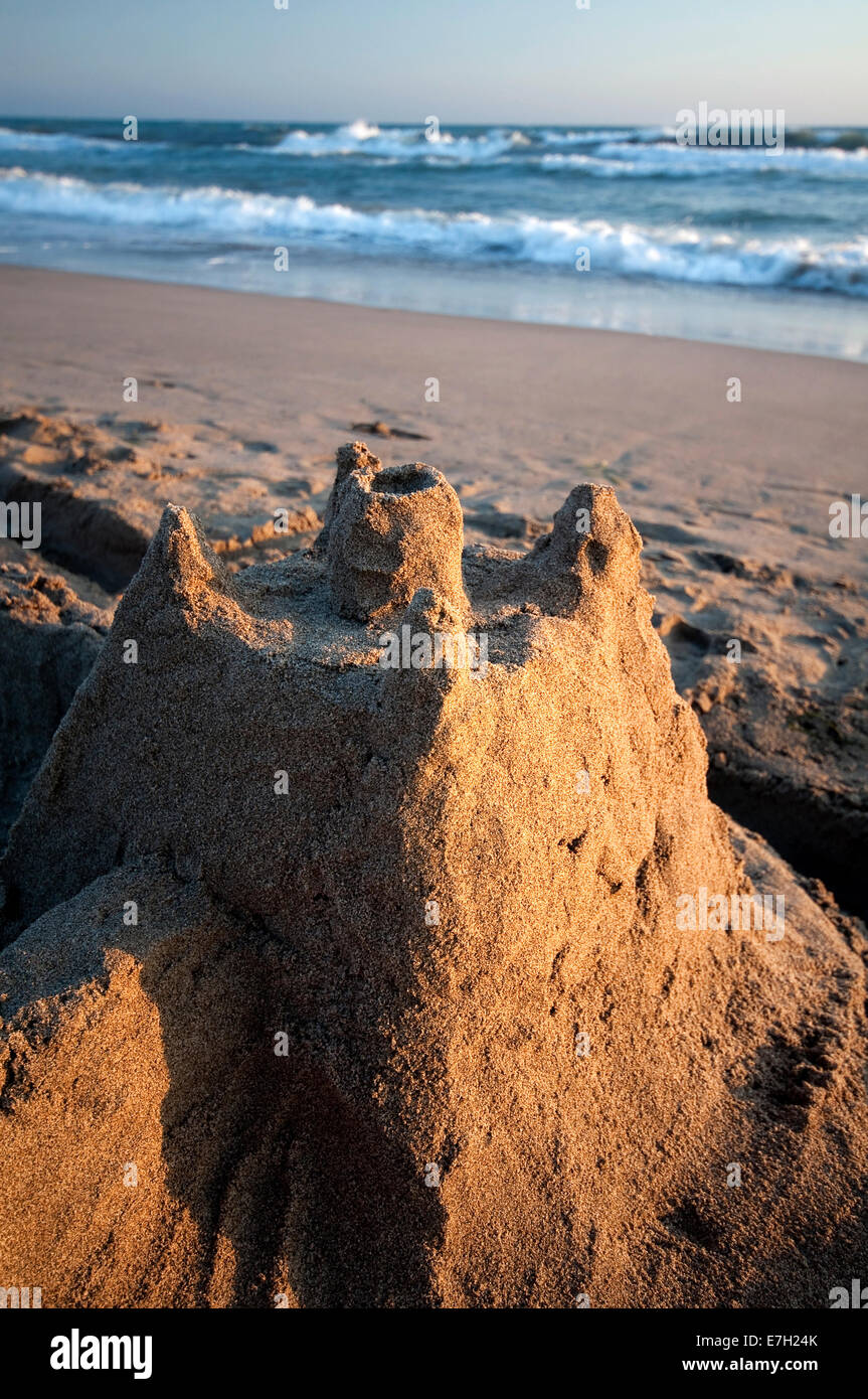Sandcastle près de mer à vers le bas. Banque D'Images