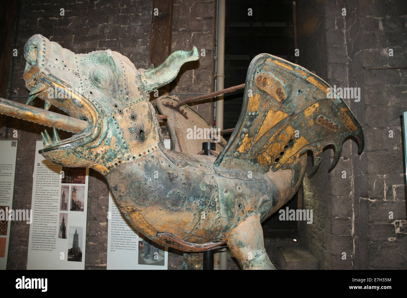 Le dragon de bronze original qui a été une fois fixé au sommet de la tour beffroi de Gand, Belgique Banque D'Images