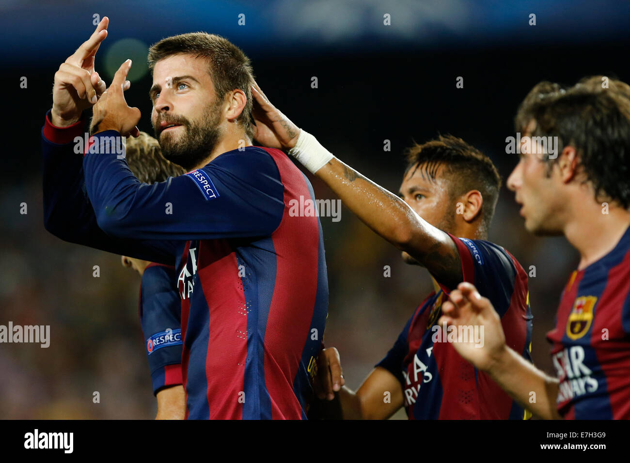 Bracelona, Espagne. 17 Septembre, 2014. Barcelone, Gerard Pique (L) célèbre un but avec ses coéquipiers pendant le groupe match de Ligue des Champions contre l'APOEL Nicosie FC, au Camp Nou à Barcelone le 17 septembre 2014. Barcelone a gagné 1-0. Credit : Pau Barrena/Xinhua/Alamy Live News Banque D'Images