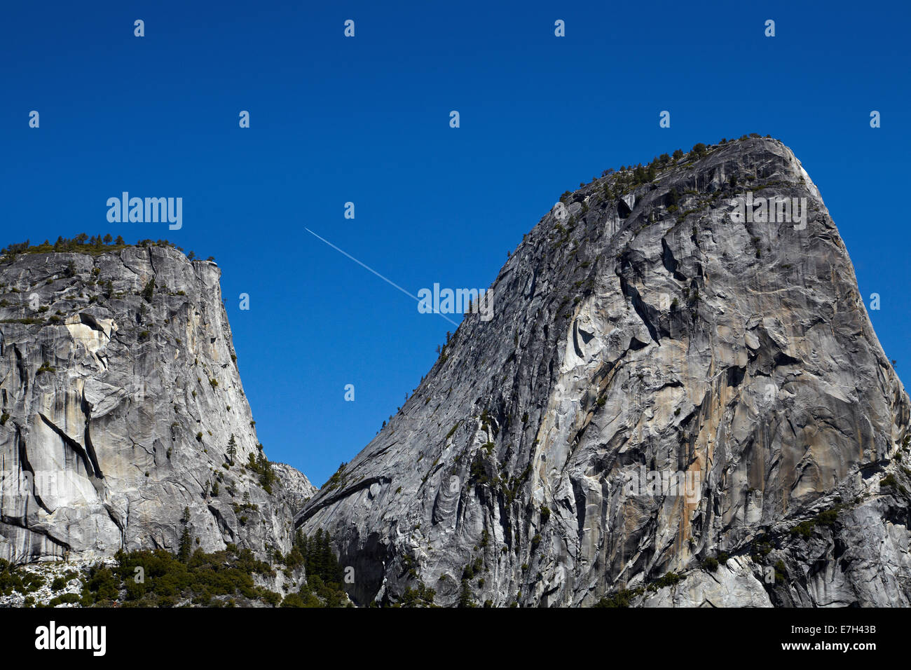 Dôme de granit de liberté Pac, et jet contrail, sur le sentier de la brume, Yosemite National Park, California, USA Banque D'Images