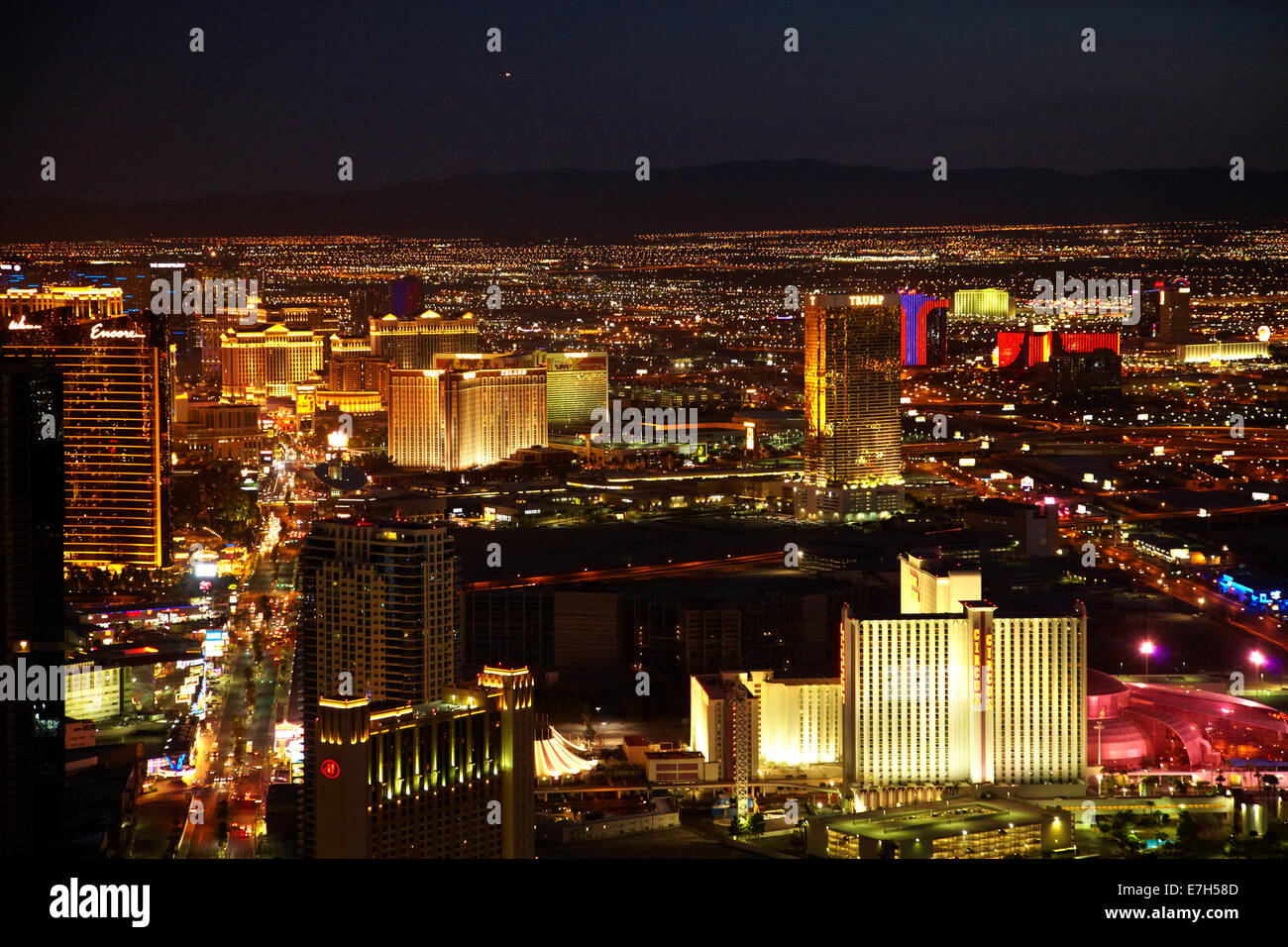 Vue de nuit hôtels et casinos le long du Strip de Las Vegas, à partir