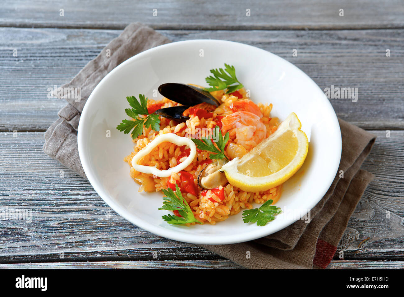 Délicieux risotto aux moules et légumes viande plaque, vue d'en haut Banque D'Images