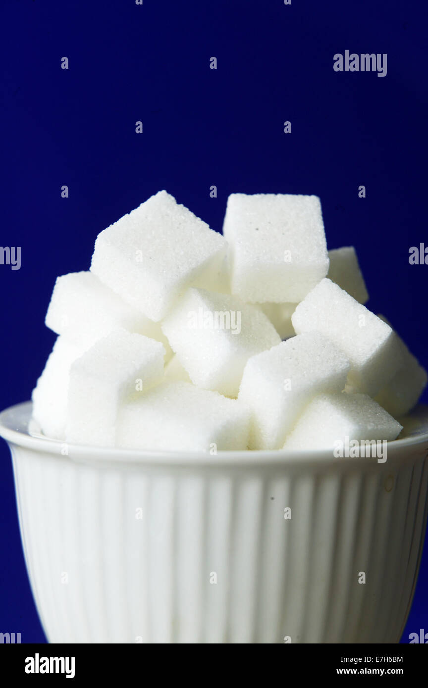 Cubes de sucre blanc dans un bol. Banque D'Images