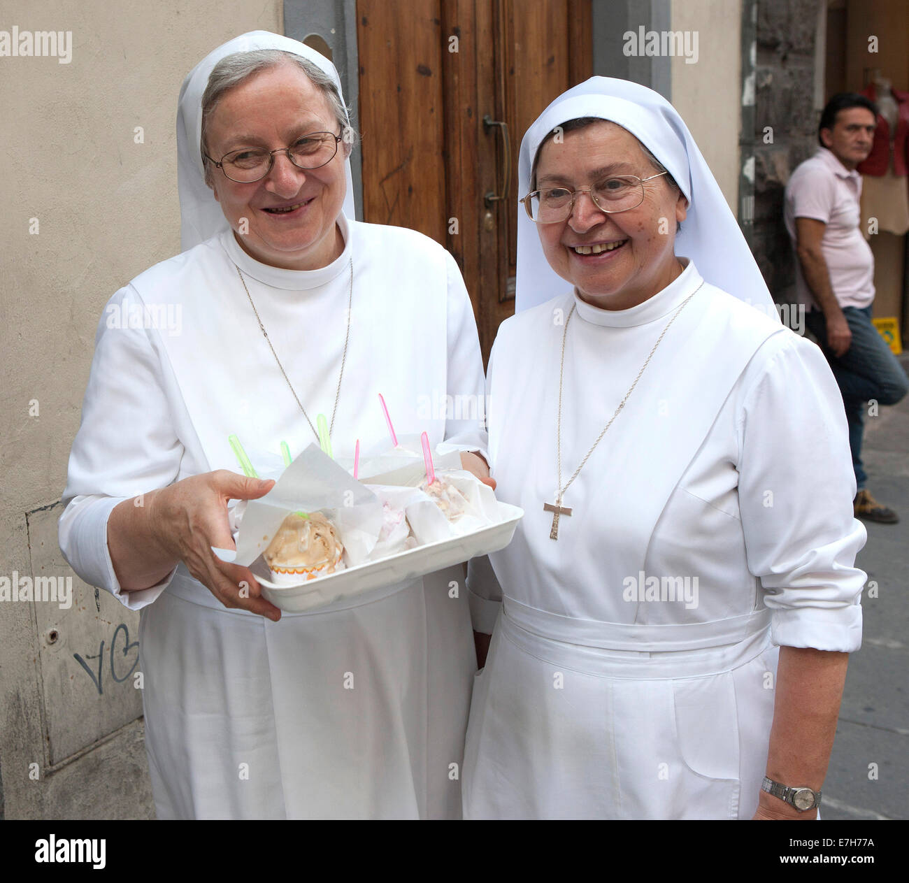 Des religieuses avec la crème glacée gelato Florence Italie Banque D'Images
