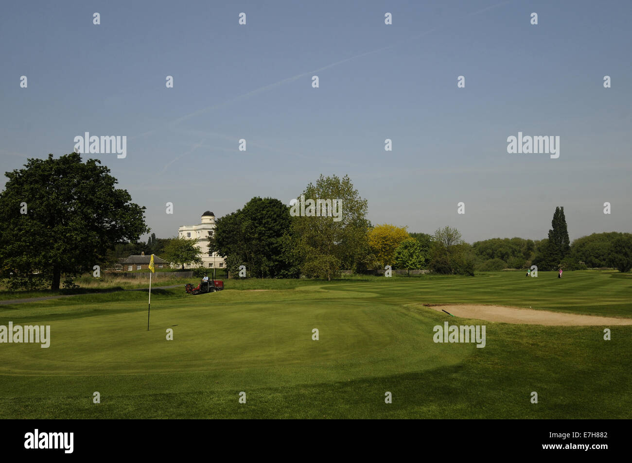 Vue sur le 16ème green et Kings Observatoire sur Pam Barton Royal Mid-Surrey Cours Golf Club Richmond Surrey England Banque D'Images