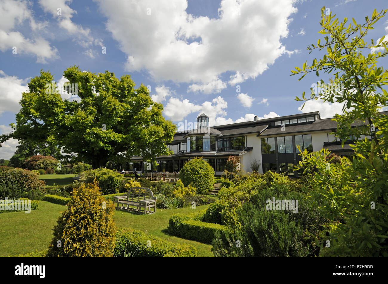 Vue sur les jardins et le Club House du Club de Golf Royal Mid-Surrey Richmond Surrey England Banque D'Images