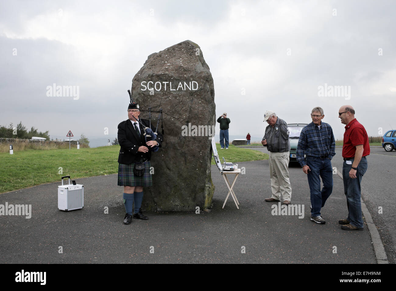 Carter Bar, Ecosse, Royaume-Uni. 16 Sep, 2014. Un sac piper joue pour les touristes à Carter Bar, le passage de la frontière entre l'Angleterre et l'Ecosse. En 1575 Carter Bar a été la scène de la descente de l'Redeswire, une des dernières grandes batailles entre les Anglais et les Écossais. Crédit : Stuart Boulton/Alamy Live News Banque D'Images