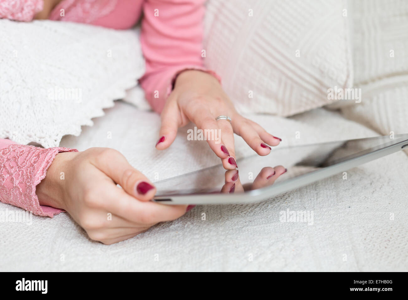 La femme de toucher du doigt de l'écran de l'appareil mobile et de choisir quelque chose dans la boutique Internet ou réseau social Banque D'Images