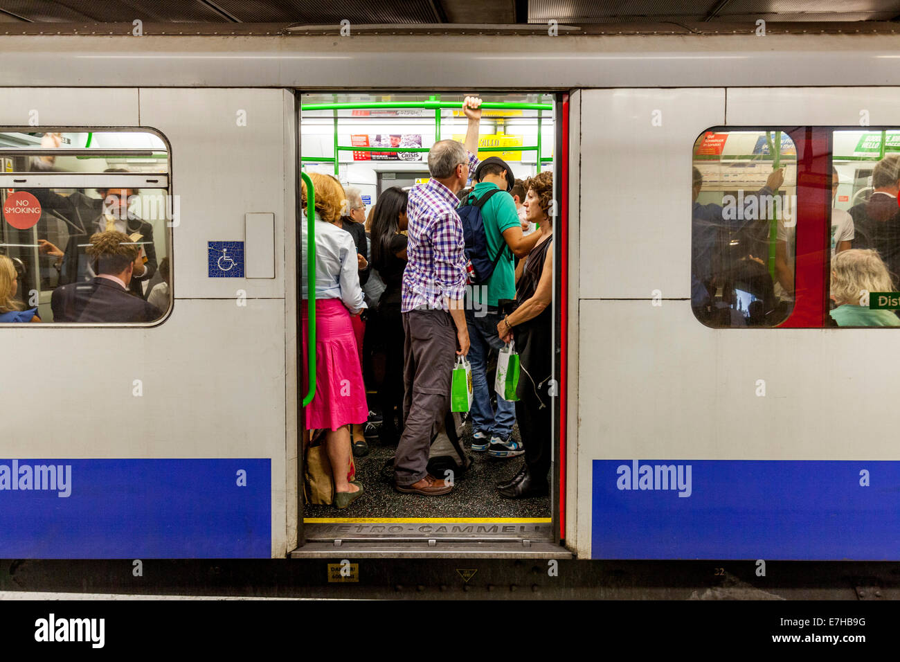 Les voyageurs à bord d'un train du métro de Londres, Westminster, Londres, Angleterre Banque D'Images