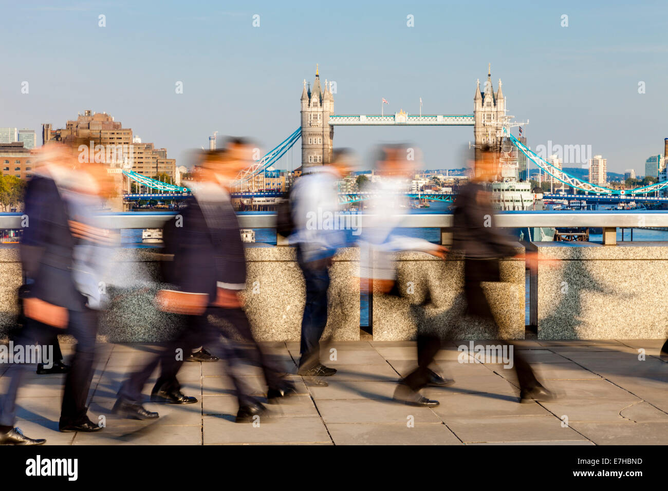 Ville de London Workers Walking across London Bridge, Londres, Angleterre Banque D'Images