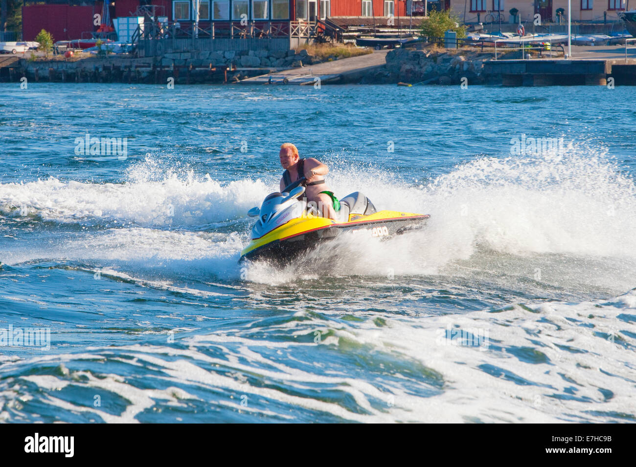 Suède, Stockholm - Homme équitation motomarine jet ski dans l'archipel. Banque D'Images