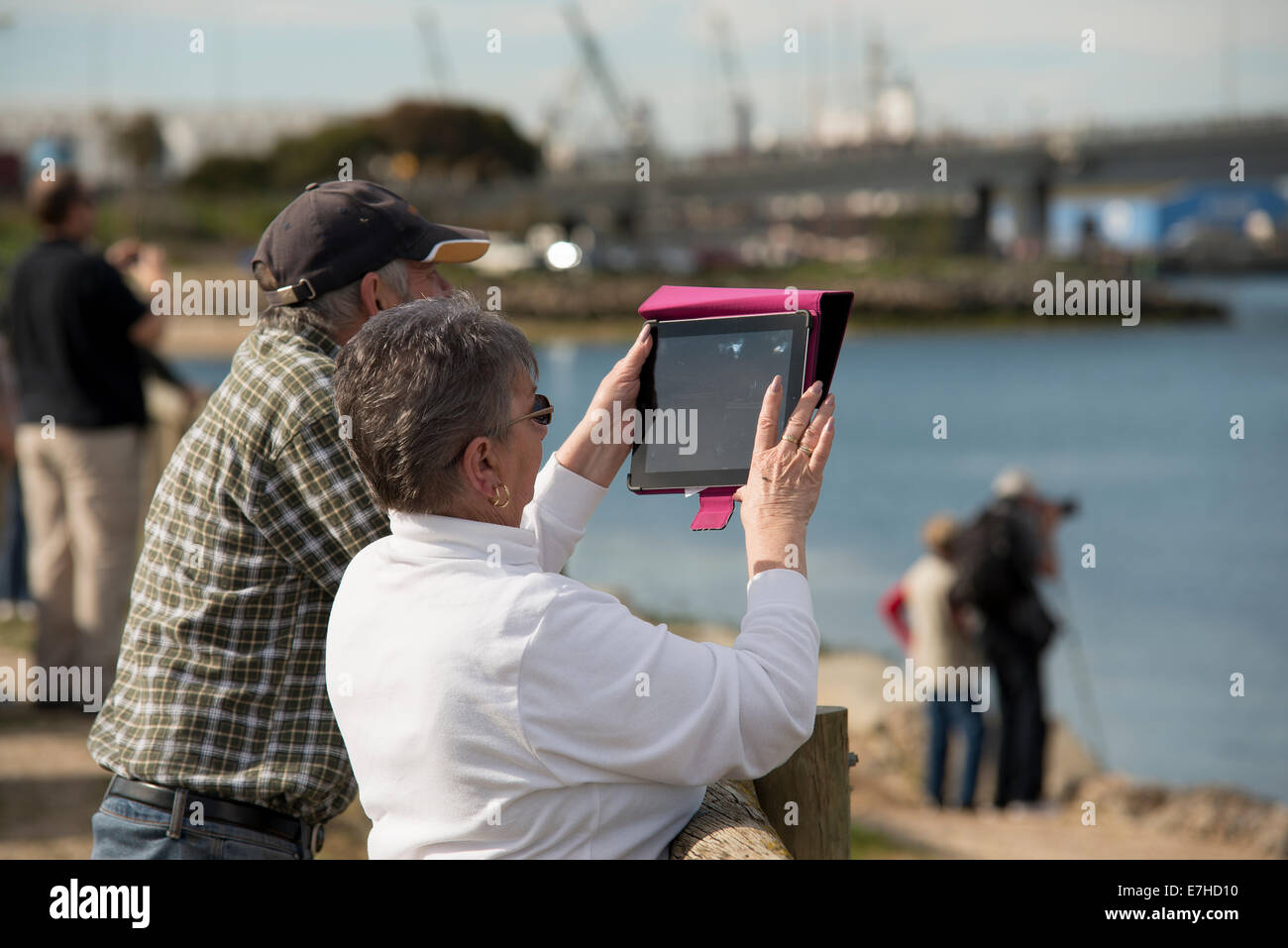Une femme à l'aide de son iPad pour prendre des photos ou vidéo Banque D'Images