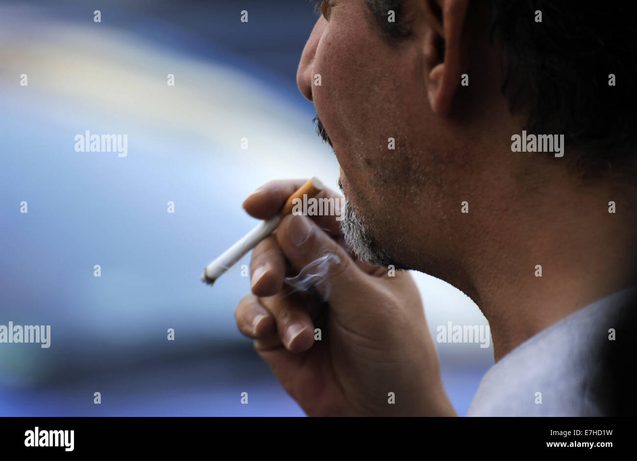 L’homme fumeur. Banque D'Images