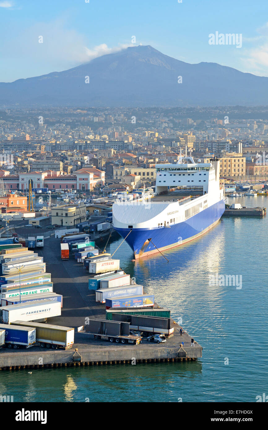 Début de matinée Port de Catane ville gratte-ciel et paysage urbain Mont Etna volcan Grimaldi groupe Eurocargo Catania cargo ferry bateau en Sicile Italie quai Banque D'Images