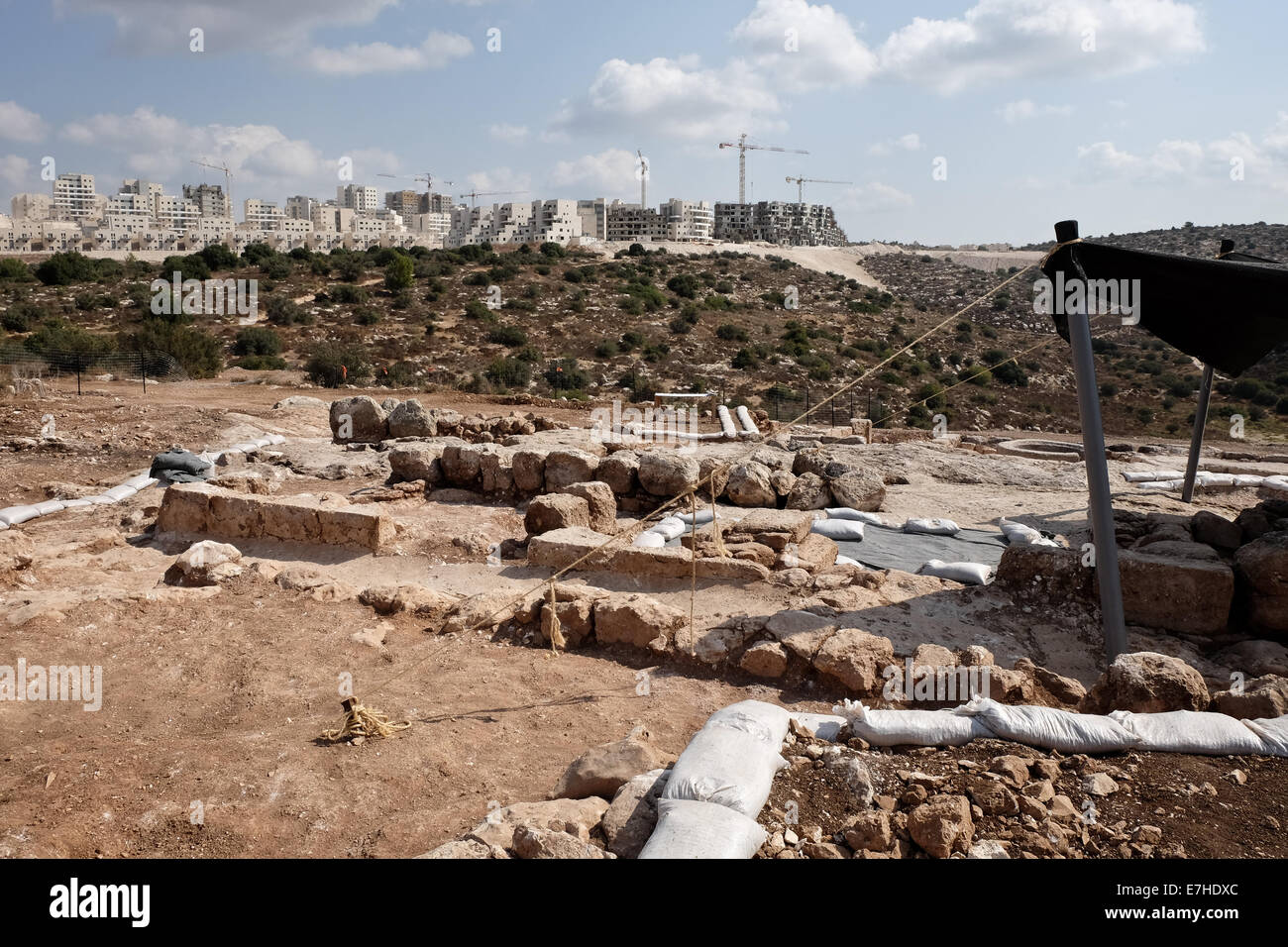 - Bet Shemesh, Israel . 18 Sep, 2014. L'Autorité des antiquités d'Israël, des archéologues ont découvert un grand, prospère, période Byzantine composé, qu'on croit être un monastère, avec une presse à huile et du vin qui donne à penser à l'échelle de l'agriculture, de mosaïques, de citernes souterraines et des quartiers d'habitation entourée d'un mur extérieur près de Ramat Bet Shemesh. Credit : Alon Nir/Alamy Live News Banque D'Images