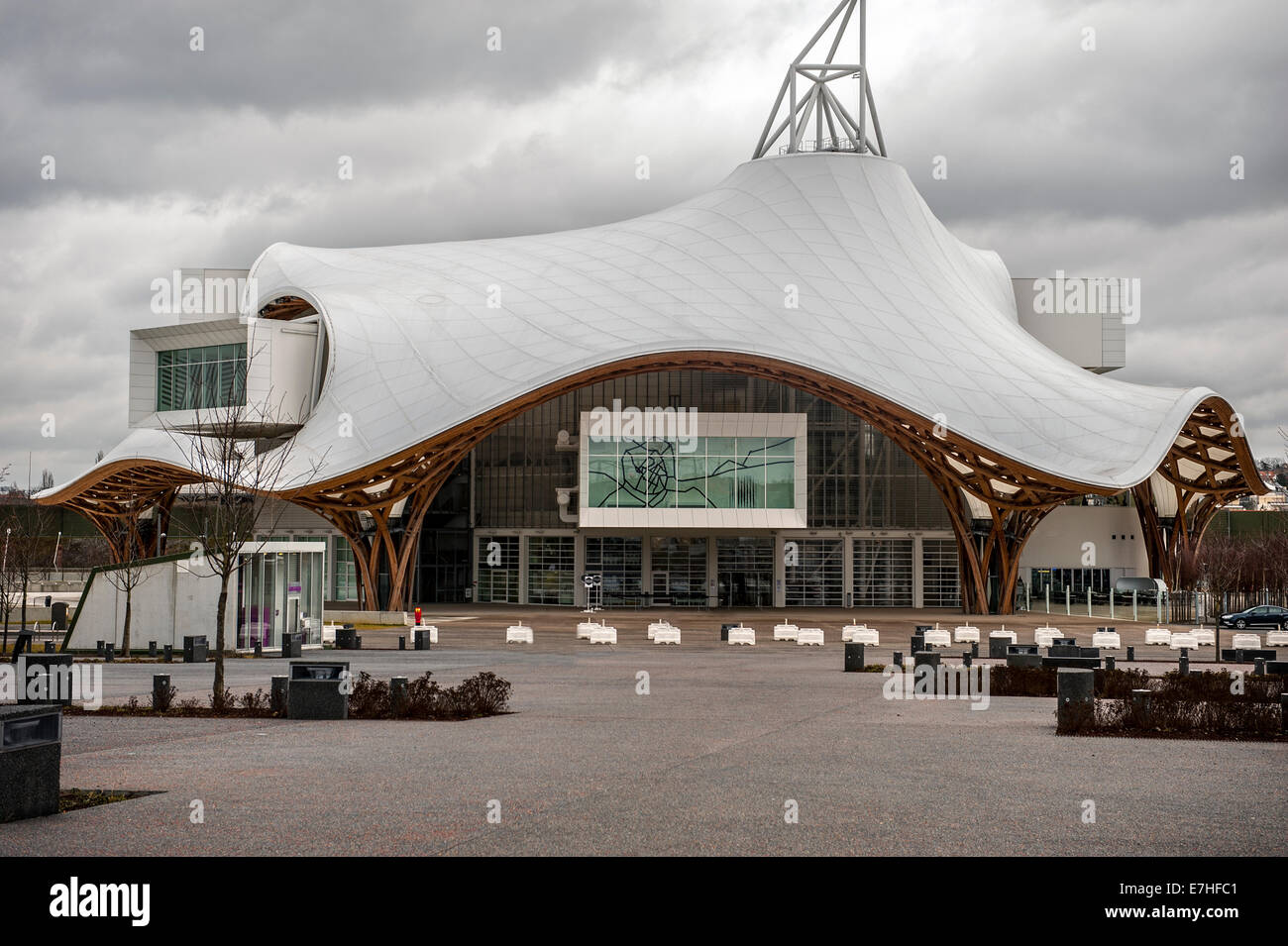 Le Centre Pompidou de Metz, France avec son toit très stylisés conçus par Shigeru Ban Banque D'Images