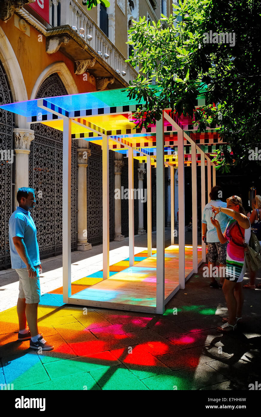 Venise, Italie. Palazzo Franchetti Cavallo : l'installation 4 couleurs à 3 mètres de haut de l'artiste français Daniel Buren. Banque D'Images