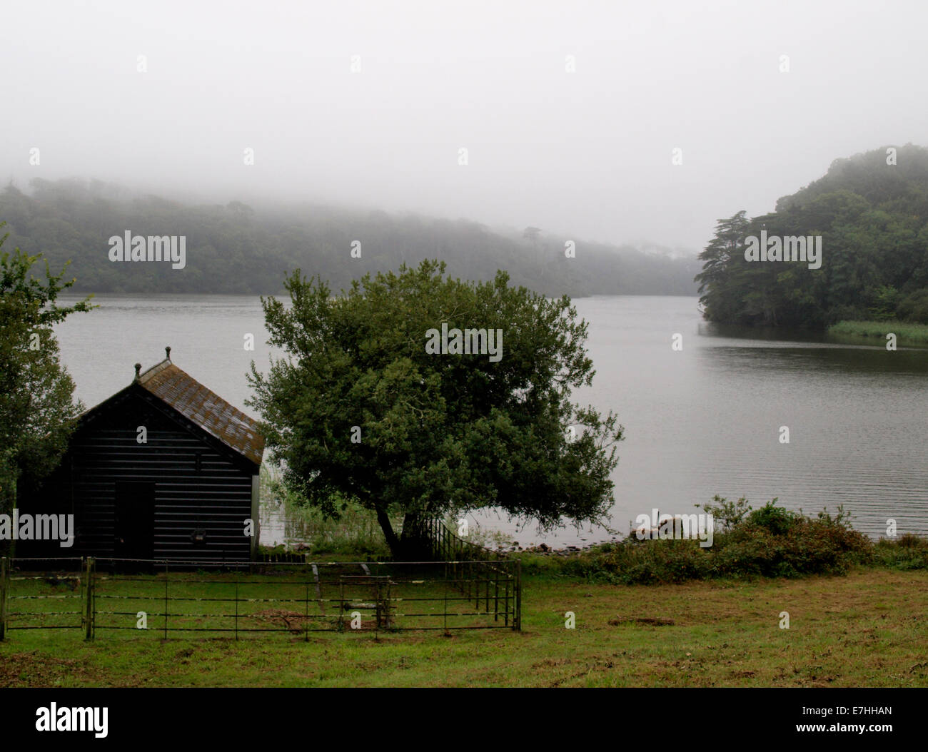 Bateaux sur un jour brumeux, Loe Pool Lake, Penrose, Cornwall, UK Banque D'Images